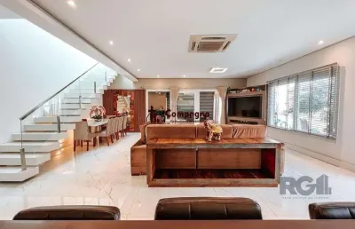 Excelente residência com aproximadamente 219m² privativos,