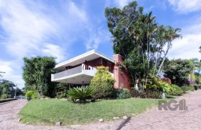 Casa com 724 m² privativos, 4 dormitórios sendo 4 suítes, 6 vagas sendo 3 cobert