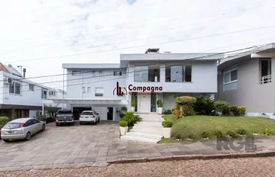Casa em condominio . com 6 suites, sendo 3 suítes master com closet e hidro.