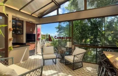 Vende-se ampla casa em condomínio com 3 dorm sendo 2 suítes, com 2 vagas e terra
