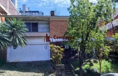 Casa ampla, terreno excelente tamanho,  localização privilegiada em  porto alegr
