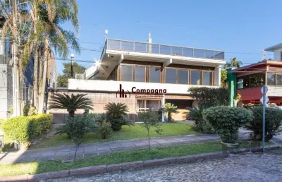 Casa em condomínio que possui  3 dormitórios, sendo 1suíte, lavabo, escritório,