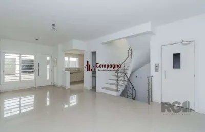 Excelente casa em condomínio de 251m² com 3 suítes e elevador!