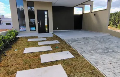 Casa térrea com 3 quartos, sendo 1 suíte com closet, conceito aberto para 3 ambientes e pé direito alto