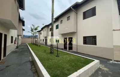 Casa assobradada em condomínio à venda, com duas suítes e quintal privilegiado no pontal de santa m