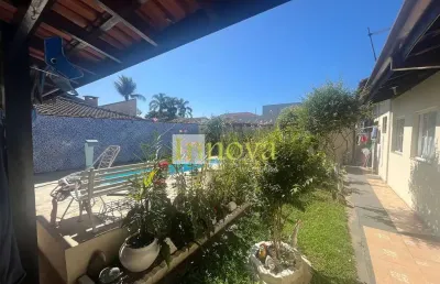 Linda casa térrea à venda, com espaço gourmet e três dormitórios sendo uma suíte, no jardim britâni
