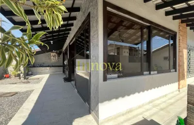 Casa para venda e locação, com 03 suítes e 04 vagas de garagem a 200m da orla do indaiá, em caragua
