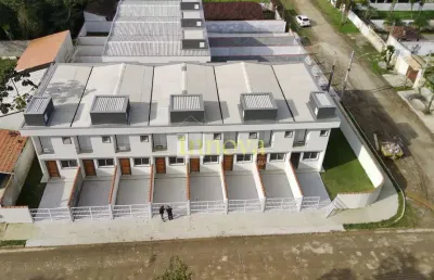 Casa assobradada à venda, com 88m2 com duas suítes, uma vaga de garagem, a 600m da orla do massagua