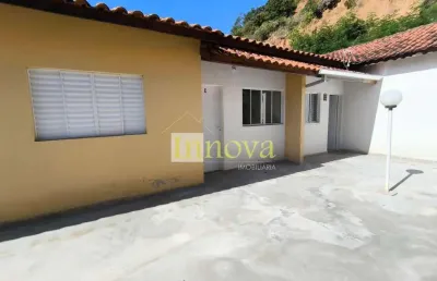 Casa térrea, em condomínio, à venda, com dois dormitórios na praia da martim de sá, em caraguatatub