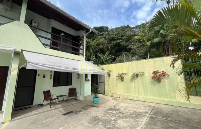 Sobrado à venda, em condomínio fechado, com 02 dormitórios e 03 banheiros na praia da martim de sá,