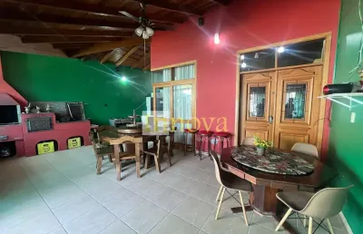 Casa térrea à venda, com 414m2 de terreno e 220m2 de construção e 03 suítes na prainha, litoral nor