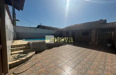 Casa térrea, na praia das palmeiras, com dois dormitórios, piscina e churrasqueira, próximo ao comé