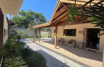 Exuberante casa á venda, com linda área gourmet com sala de jogos no jardim porto novo, em caraguat