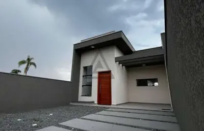 Casa com 3 quartos 1 sendo suíte, a apenas 800m do mar