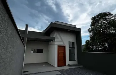 Casa com 3 quartos 1 sendo suíte, a apenas 800m do mar
