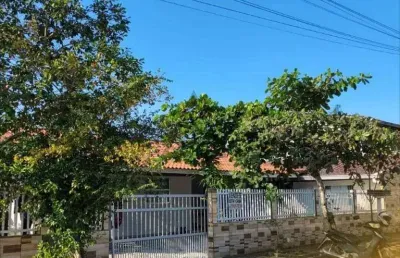 Casa à venda no eixo comercial excelente localização para moradia ou para quem deseja adequar e usar comercialmente.
