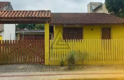 Casa à venda com 4 quartos, terreno com 336m², 14m de frente por 24m de fundos, 300m da praia em excelente localização...