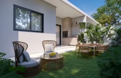 Casa em balneário piçarras com 03 dormitórios e espaço nos fundos.