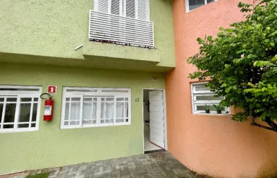 Sobrado mobiliado em condomínio no bairro maitinga, em bertioga/sp á 600 metros da praia