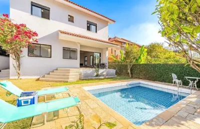 Casa com 5 suítes, piscina, churrasqueira e lareira na melhor rua do alphaville residencial 9