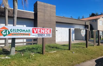 Excelente casa junto da plataforma,  pertinho do mar e comércio ano todo, local seguro e muito gostoso, aproveite esta rara oportunidade,