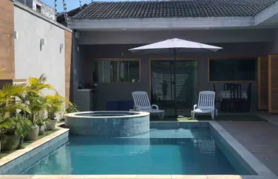 Casa com 286 metros², 3 quartos, piscina e churrasqueira em vilamar - praia grande - sp