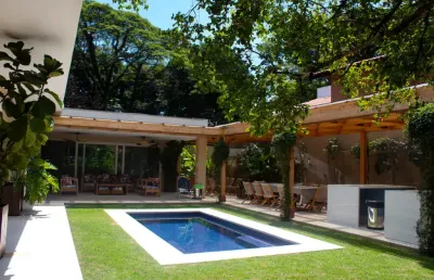 Casa com 312 metros², 4 quartos, piscina e churrasqueira em estuário - santos - sp