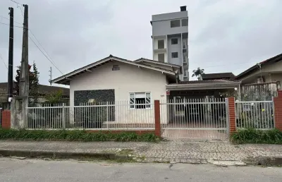 Casa de alvenaria à venda em joinville - 2 suítes, escritório, edícula, garagem, r$ 450.000, 150m²