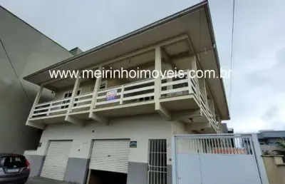 Sobrado piso superior para locação no iririu, joinville ? 3 quartos ? r$2.500,00