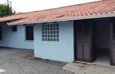 Casa para locação em fátima joinville - 2 quartos, garagem coberta, terreno amplo - r$1.400,00