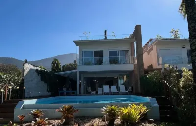 Casa na praia de maresias em condomínio exclusivo pé na areia com piscina, rooftop e vista mar