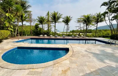 Casa em condomínio frente ao mar pé na areia na praia de camburizinho