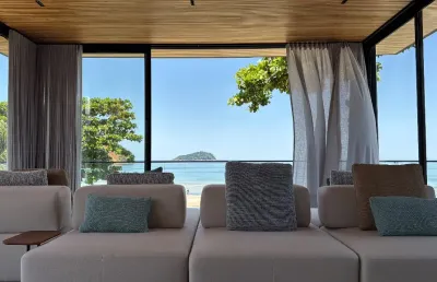 Residência pé na areia na praia da baleia com vista permanente para o mar