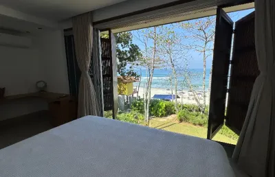 Casa totalmente frente ao mar em condomínio na praia de cambury