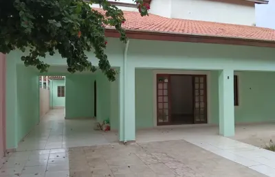 Ampla e ensolarada casa localizada em bairro nobre de são josé dos campos