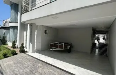 Casa com excelente acabamento, otimo espaço no fundo na piscina bate sol