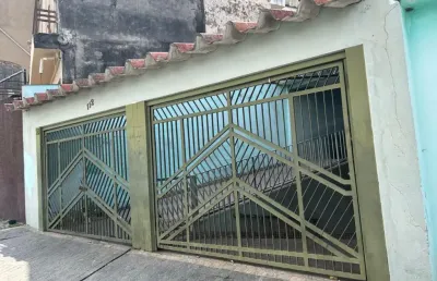 Casa térrea com 162 metros quadrados,  sala, dois quartos, cozinha e dois banheiros.