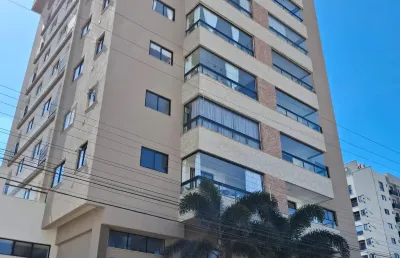 Apartamento último andar 
vista do mar e o rio itajaí
100 metros do mar
