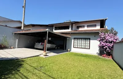 Busca espaço e privacidade? vem conhecer essa casa com área de festas grande!
