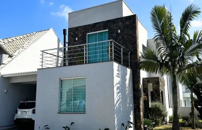 Casa moderna em condomínio, living  com pé direito duplo, 3 quartos, ensolarado, de esquina