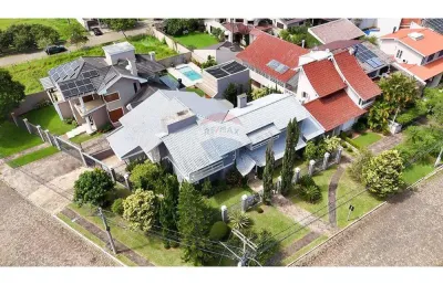 Casa de esquina com piscina e vista para praça – amplitude, charme e localização incomparável!