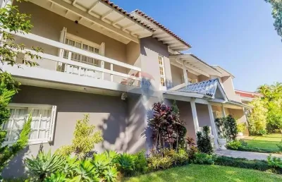 Casa de esquina com piscina e vista para praça – amplitude, charme e localização incomparável!