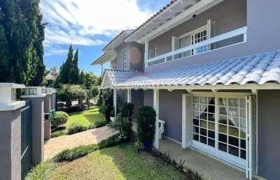 Casa de esquina com piscina e vista para praça – amplitude, charme e localização incomparável!