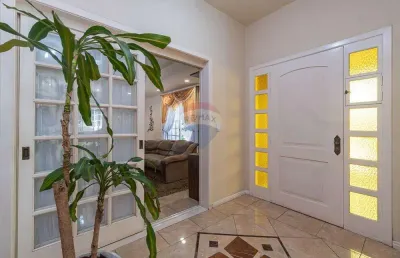 Casa de esquina com piscina e vista para praça – amplitude, charme e localização incomparável!