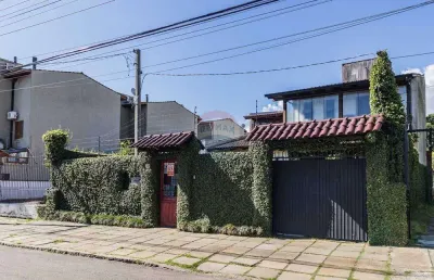 Linda casa 235m² estilo espanhol bairro guarujá  3 quartos, suíte 4 vagas para carro, piscina.