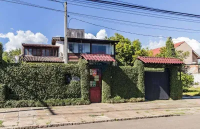 Linda casa 235m² estilo espanhol bairro guarujá  3 quartos, suíte 4 vagas para carro, piscina.