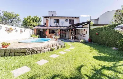 Linda casa 235m² estilo espanhol bairro guarujá  3 quartos, suíte 4 vagas para carro, piscina.