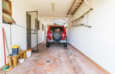 Linda casa 235m² estilo espanhol bairro guarujá  3 quartos, suíte 4 vagas para carro, piscina.
