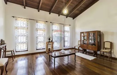 Linda casa 235m² estilo espanhol bairro guarujá  3 quartos, suíte 4 vagas para carro, piscina.