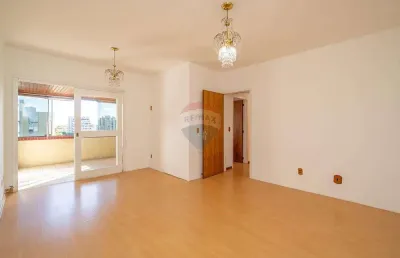 Apartamento com 3 dormitórios, suíte, sacada com churrasqueira e vista, 100m² privativos no menino deus, 1 vaga e infraestrutura : r$ 820.000,00
